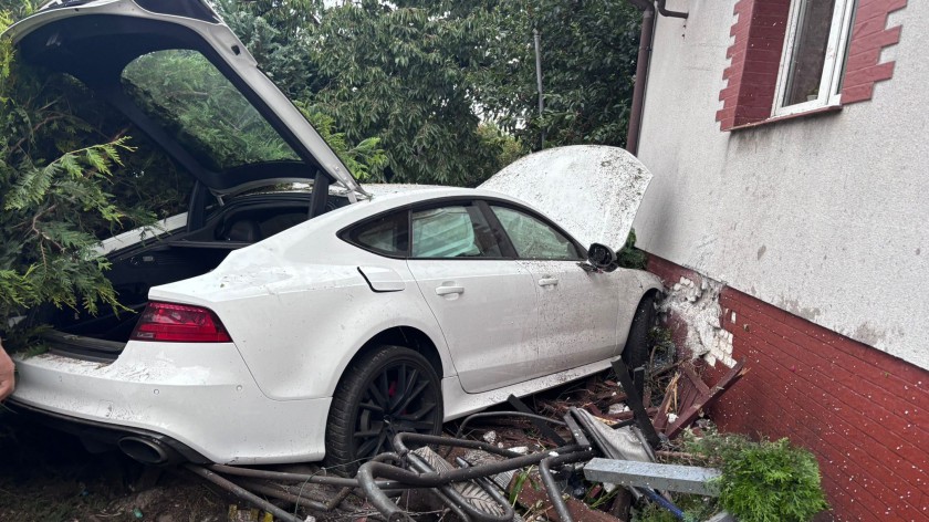 Auto wylądowało na ścianie domu na ulicy Bytowskiej w Chojnicach