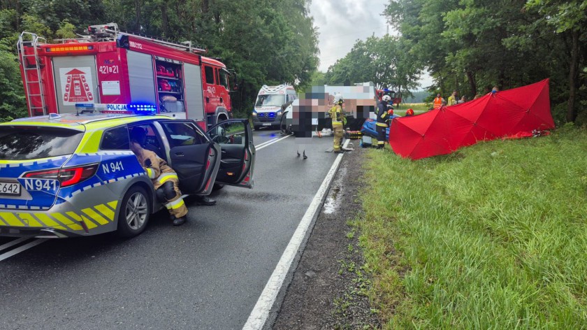 Tragiczny wypadek na DK 25 w Stołcznie w gminie Człuchów. Nie żyje jedna osoba, pięć jest rannych AKTUALIZACJA, FOTO