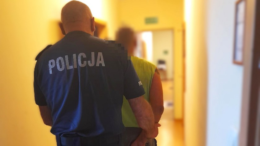 Pijani mężczyźni awanturowali się w miejscu publicznym. Odpowiedzą za znieważenie kościerskich policjantów