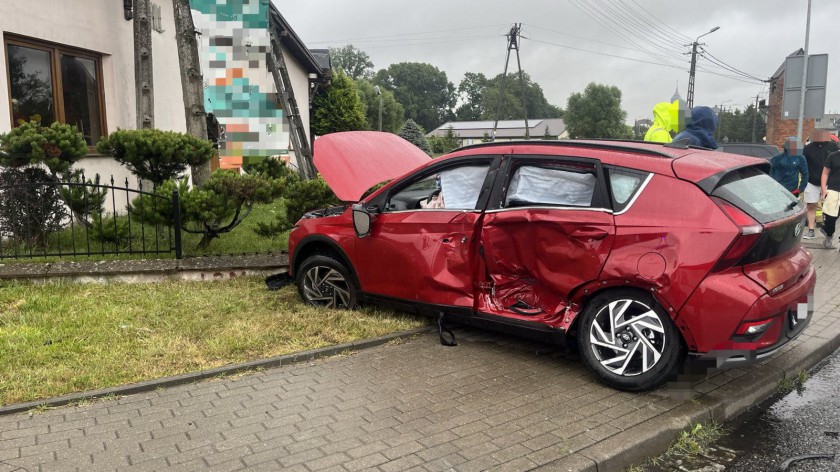 Zderzenie osobówki i busa na drodze krajowej 22 w Barkowie. Jedna osoba jest poszkodowana FOTO