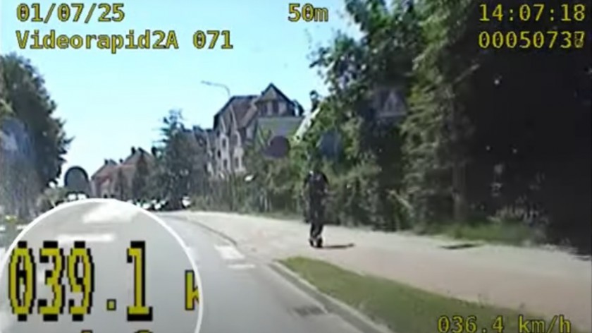 Mieszkaniec Bytowa pędził hulajnogą niemal 40 km/h. 33-latka ukarali bytowscy policjanci WIDEO