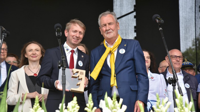 Burmistrz Brus uhonorowany Bursztynową Klëką podczas Światowego Zjazdu Kaszubów w Szemudzie