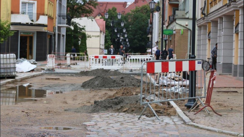 Miał być gotowy przed wakacjami, a będzie w sierpniu. Finiszuje przebudowa człuchowskiego deptaka
