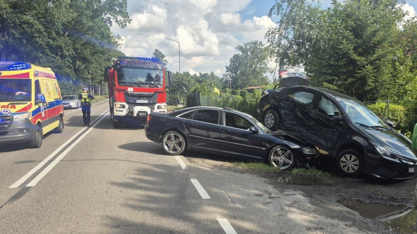 Toyota znalazła się na masce audi. Takie były skutki kolizji, do której doszło w Dobojewie, w gminie Człuchów