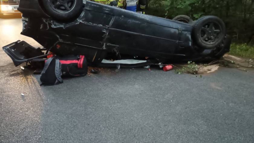 Kolizja w gminie Stara Kiszewa. BMW uderzyło w drzewo i dachowało