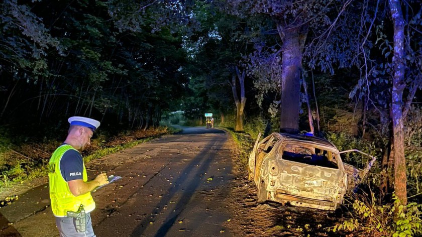Kierujący skodą stracił panowanie nad pojazdem i uderzył w drzewo. Poszkodowanego uratował inny kierowca