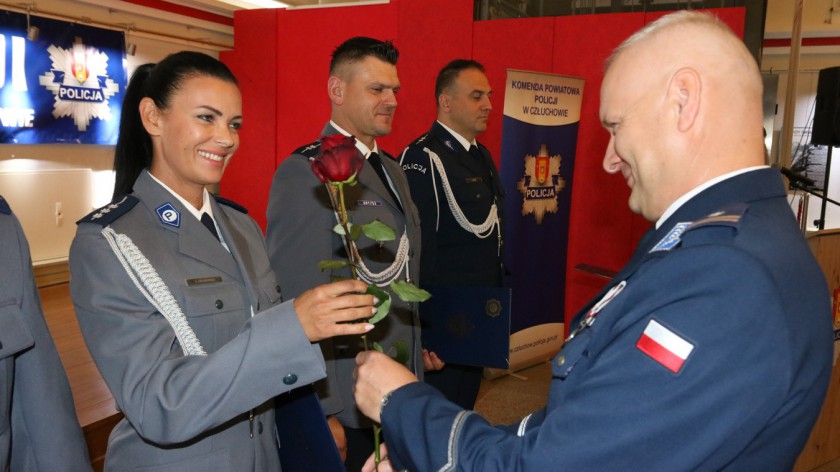 Policjanci z Człuchowa przyjmowali awanse, medale i nagrody, ale też... śpiewali. Za nami powiatowe Święto Policji FOTO