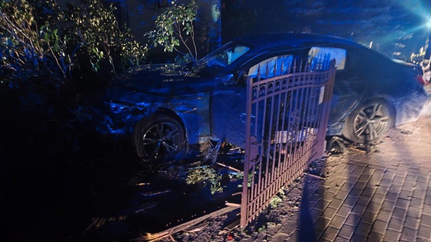 Pijany kierowca bmw wjechał w ogrodzenie dwóch posesji w Krojantach. Pasażer auta był agresywny