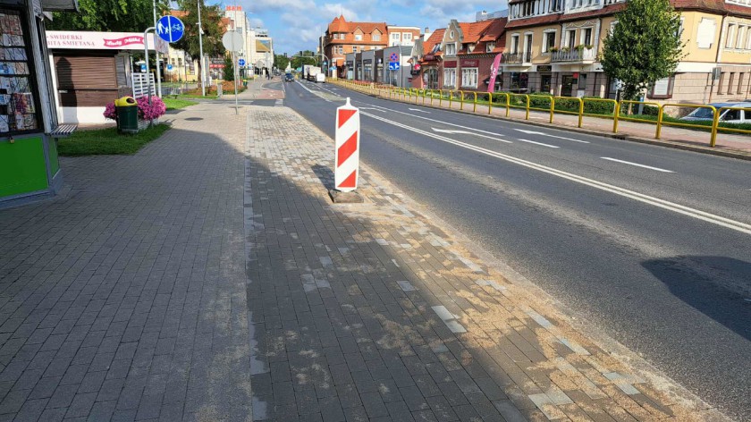Kończy się pierwszy etap prac na Placu Niepodległości w Chojnicach. Odcinek ścieżki rowerowej zamieniono na chodnik