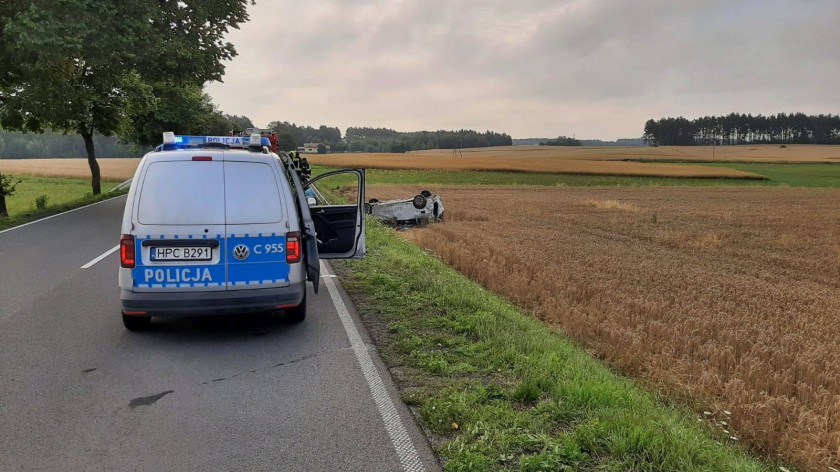 Dachowanie samochodu osobowego w miejscowości Bysław w powiecie tucholskim