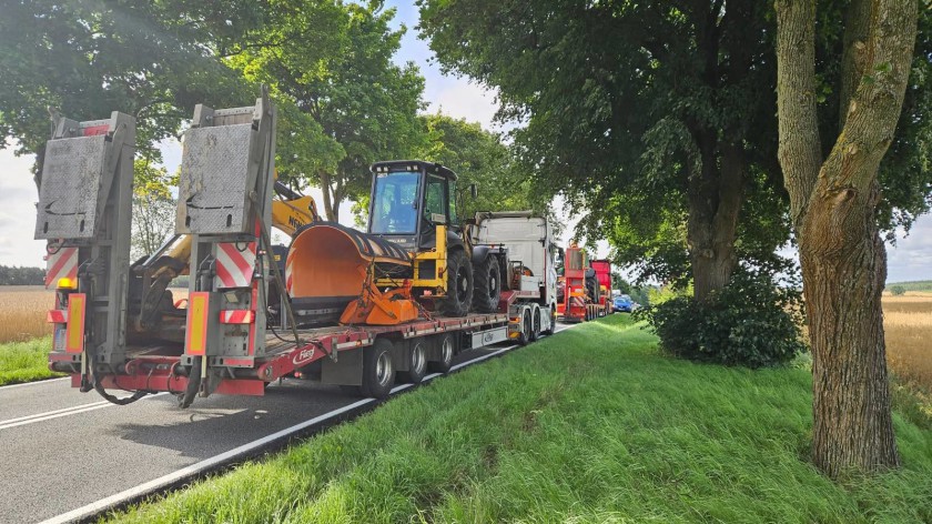 Zdarzenie na drodze krajowej nr 25 w gminie Kamień Krajeński. Z auta ciężarowego spadł ładunek FOTO, AKTUALIZACJA