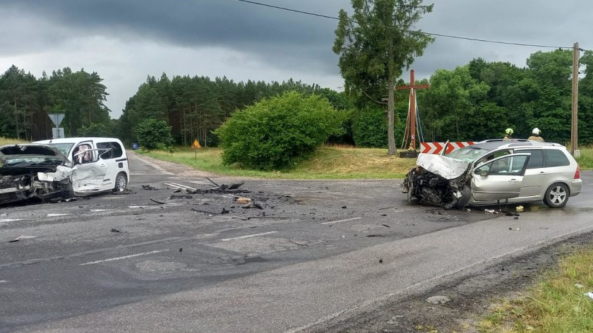 Zablokowana jest droga wojewódzka 211 między Czarną Dąbrówką a Łupawą w powiecie bytowskim FOTO, AKTUALIZACJA