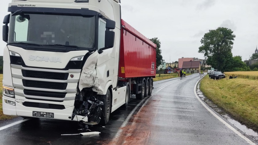 Sępoleńska policja ma wstępne ustalenia okoliczności wypadku w Zamartem. Doszło do niego w piątek 11.07. przed południem