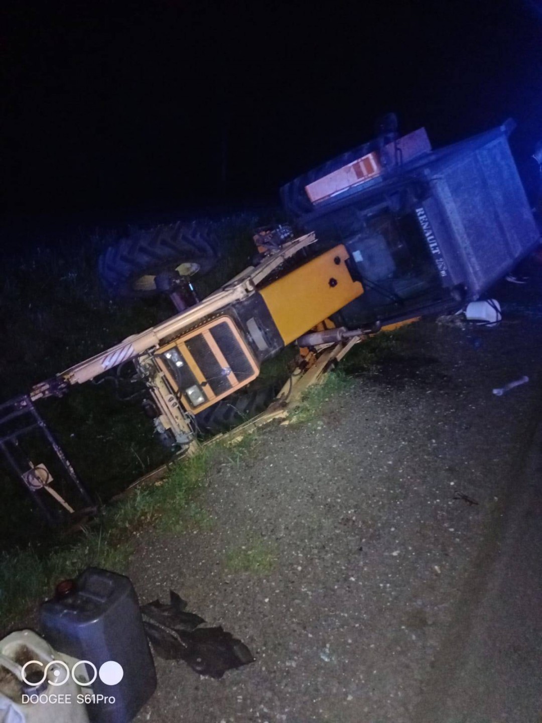 Zderzenie busa z ciągnikiem rolniczym na drodze krajowej 22 w Jeziorkach koło Chojnic