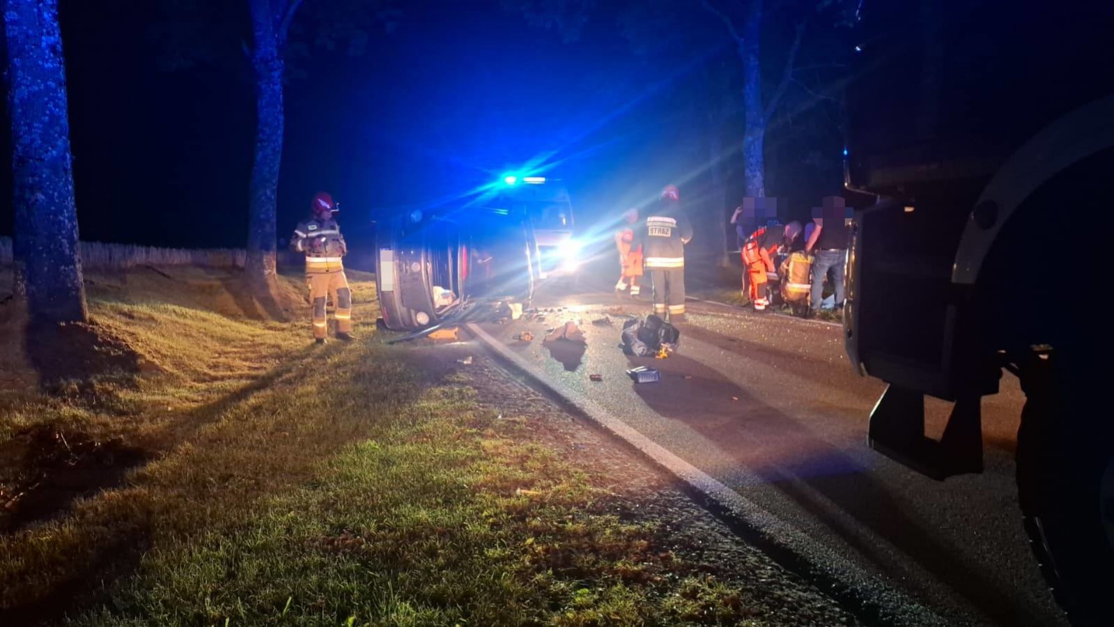 Nocna kolizja w Czartołomiu w gminie Chojnice. Służby interweniowały przy dachowaniu volkswagena