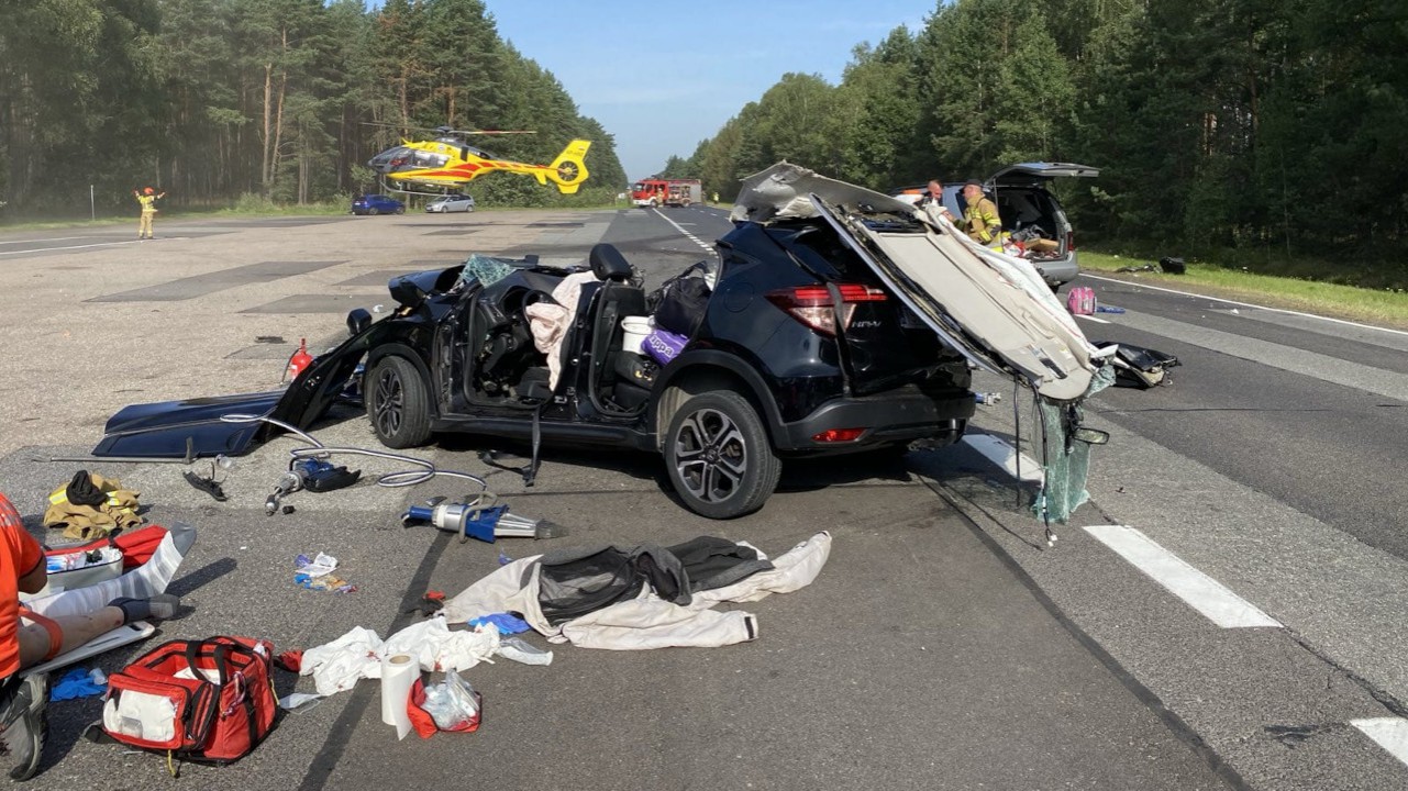 Zderzenie dw&oacute;ch aut na drodze krajowej 25 koło Sporysza. Siedem os&oacute;b trafiło do szpitali (FOTO, AKTUALIZACJA)