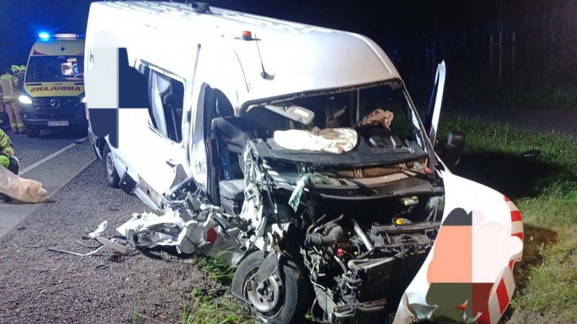 Zderzenie busa z ciągnikiem rolniczym na drodze krajowej 22 w Jeziorkach koło Chojnic