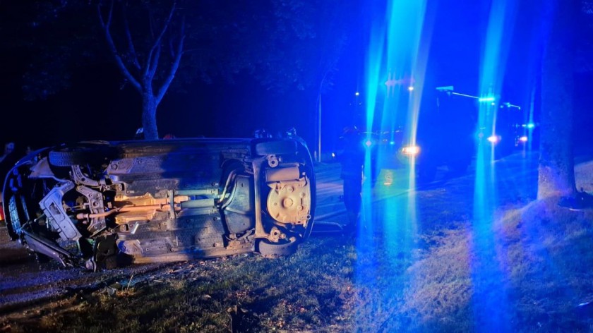 Nocna kolizja w Czartołomiu w gminie Chojnice. Służby interweniowały przy dachowaniu volkswagena