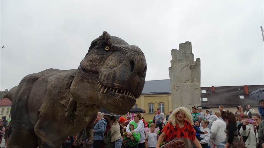 Sępoleńskie dzieci odwiedził 7-metrowy dinozaur w ramach obchodów Dni Miasta FOTO