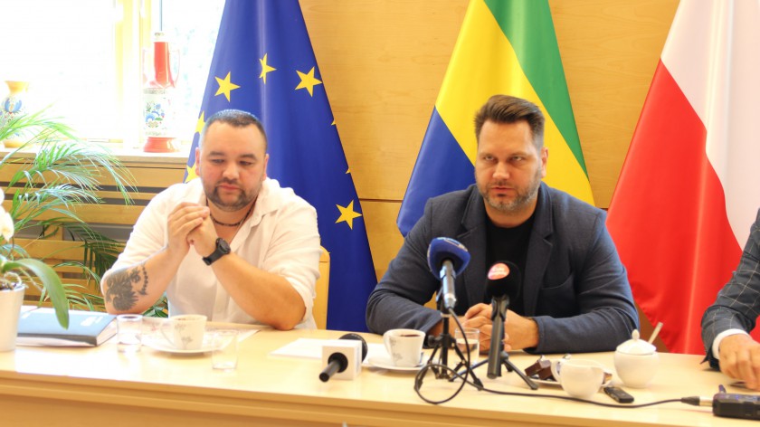 Nowe pojemniki na zużytą odzież w gminie Chojnice. Stawia je fundacja z Bydgoszczy