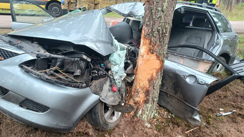 Wypadek w Podlesiu koło Koczały. Auto z czterema osobami uderzyło w drzewo