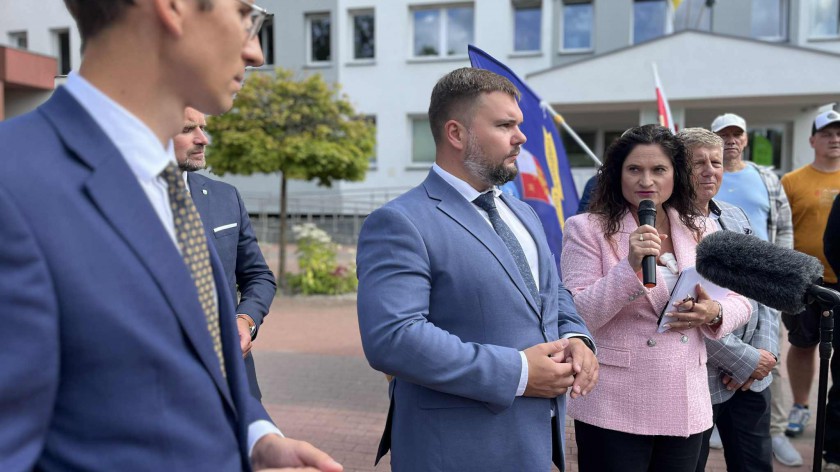 Posłowie z ramienia PiS z interwencją w Kościerzynie. Domagają się konkretnych odpowiedzi w sprawie środków na Centrum Integracji Imigrantów 
