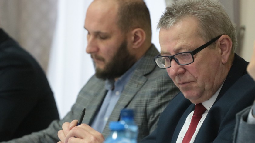 Radny powiatu człuchowskiego Krzysztof Kozioł chce zmiany systemu potrąceń za nieobecności na sesjach i komisjach