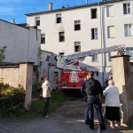   | Pożar w kamienicy w centrum Chojnic. Jeden z lokatorów miał rozległe poparzenia, dwie osoby podtruły się dymem (FOTO)