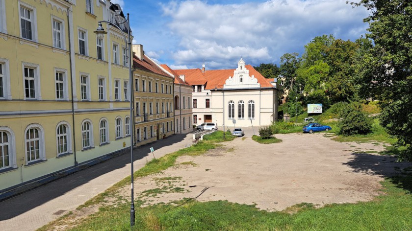 Kontrowersje wokół terenu przy Wszechnicy Chojnickiej