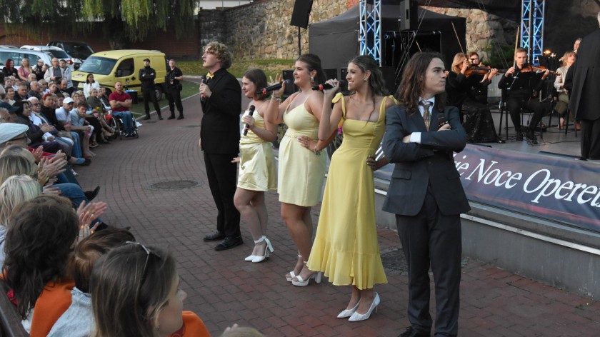 Na Spacer po Broadwayu przyszły tłumy ludzi. Rozpoczęły się Chojnickie Noce Operetkowe FOTO