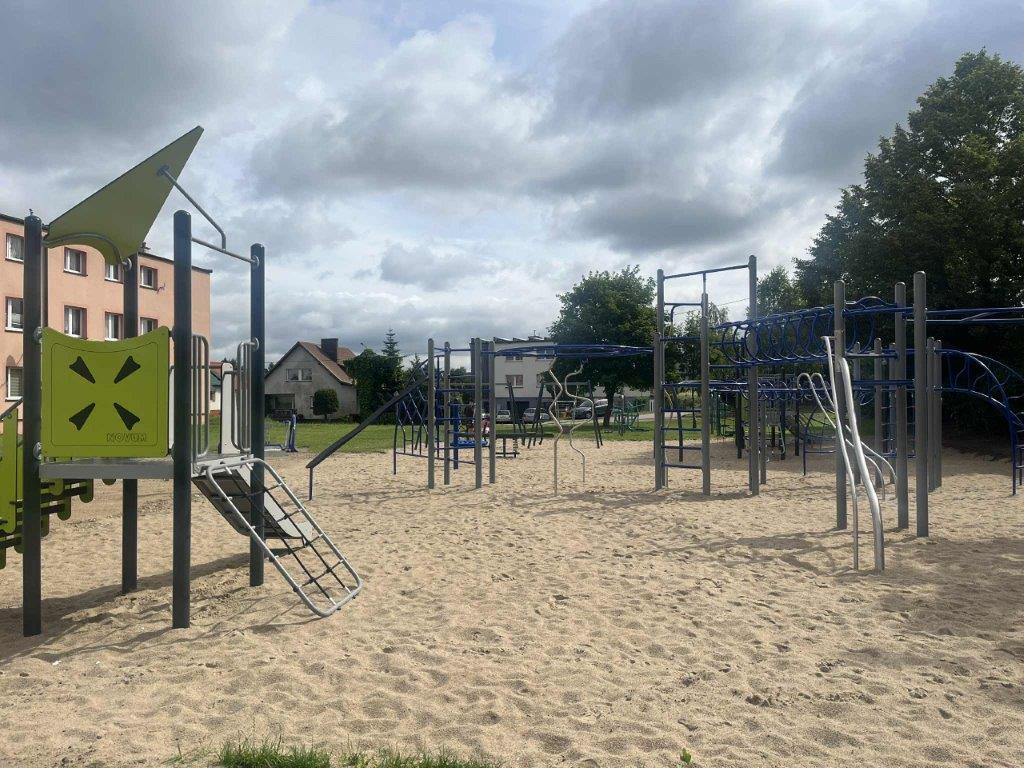 Nowy plac zabaw przy ulicy Tomasza Rogali w Kościerzynie jest już prawie gotowy