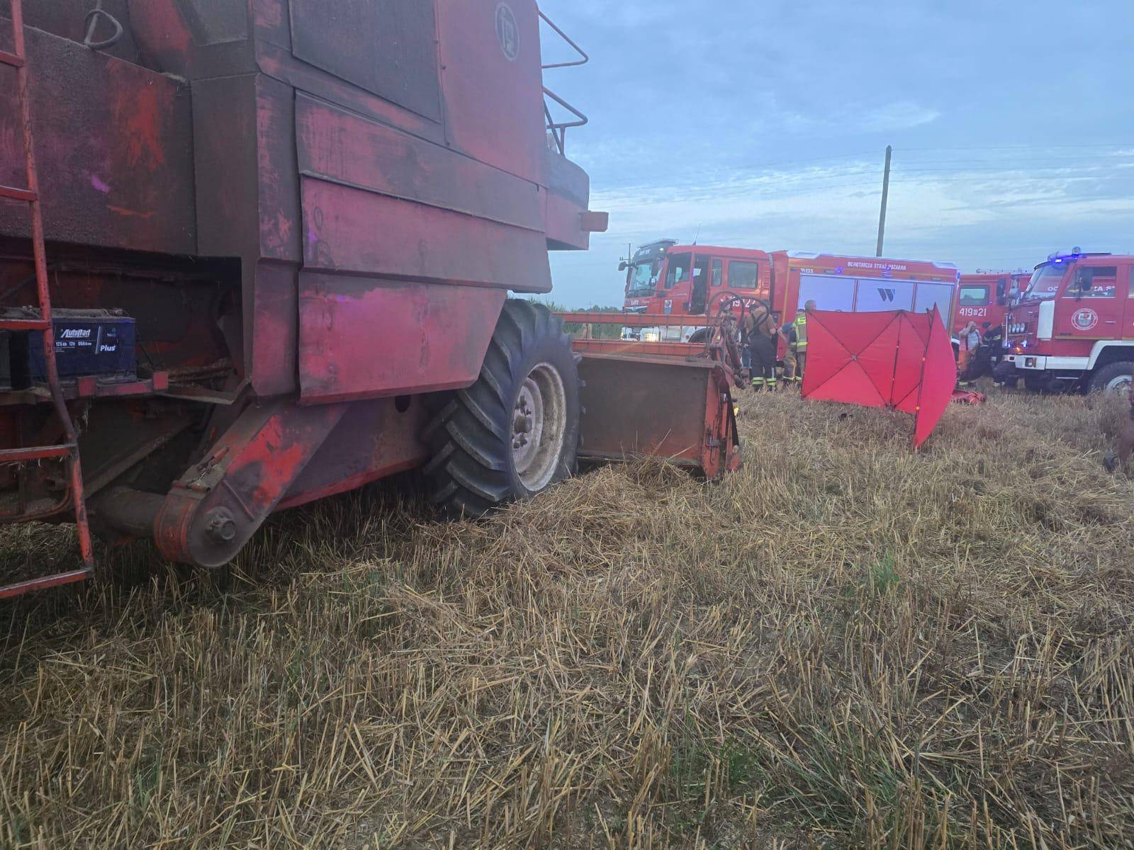 Śmiertelny wypadek podczas żniw w gminie Brusy. Mężczyzna zginął pod kołami kombajnu (FOTO)