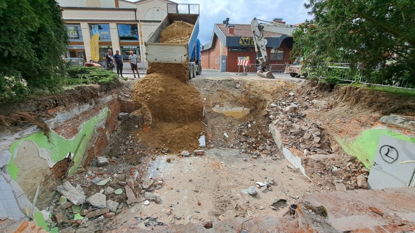  Rozpoczął się kolejny etap prac na Placu Niepodległości w Chojnicach. Rozebrano dawny szalet miejski