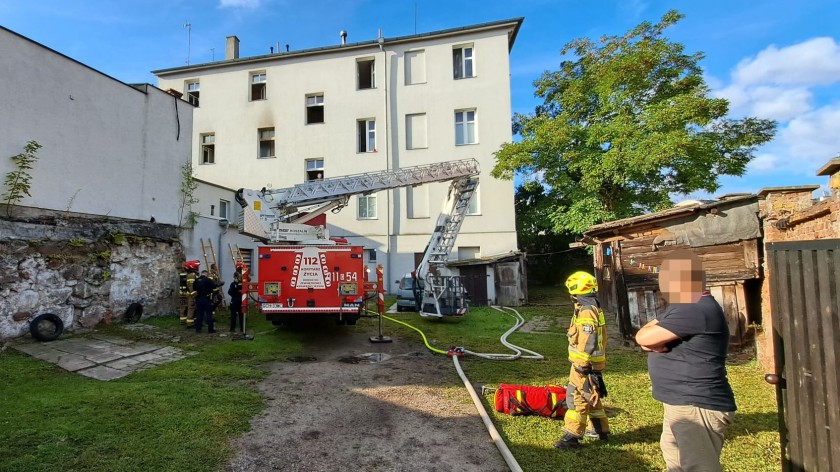 Nie żyje mężczyzna poszkodowany we wczorajszym 26.08 pożarze w Chojnicach. Lokatorzy na razie nie wrócą do mieszkań