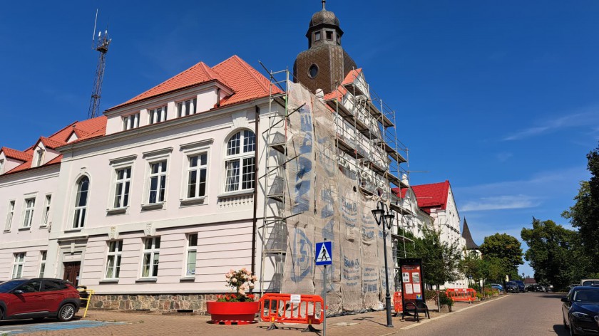 Tynk nie będzie odpadał, a niepełnosprawni wjadą na piętro. Remonty w człuchowskim ratuszu