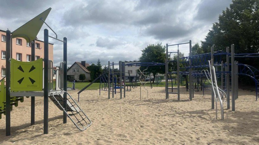 Nowy plac zabaw przy ulicy Tomasza Rogali w Kościerzynie jest już prawie gotowy