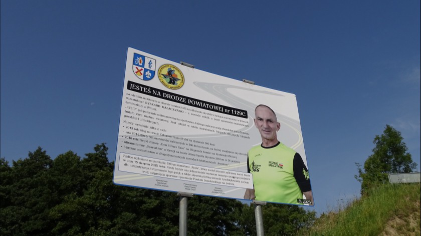 Władze powiatu sępoleńskiego przygotowały tablicę upamiętniającą 1000 maratonów Ryszarda Kałaczyńskiego FOTO
