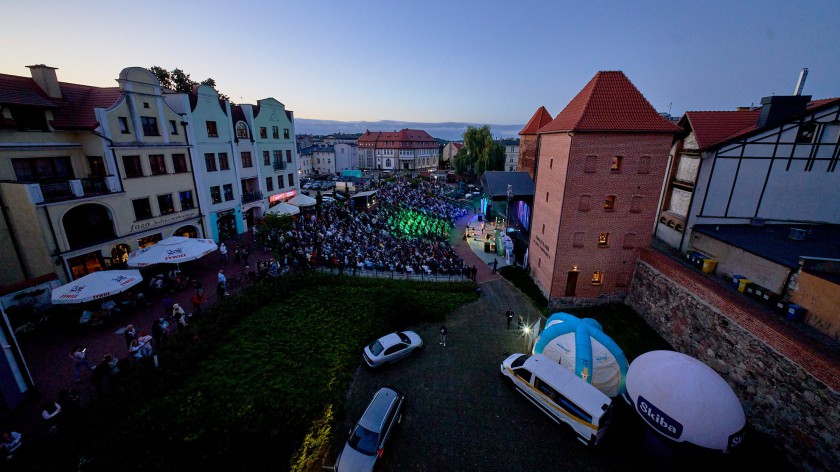Siła lokalności 2025. W chojnickiej fosie miejskiej trwa koncert i wyjątkowa audycja na żywo!
