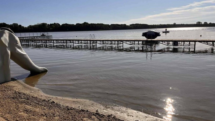 Plaża nad jeziorem Mochel w Kamieniu Krajeńskim ponownie otwarta. W wodzie nie ma już sinic