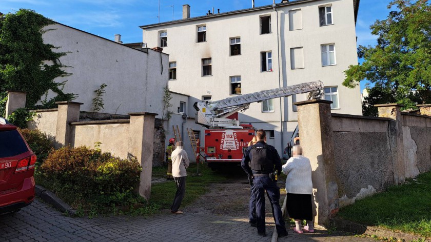 Pożar w kamienicy w centrum Chojnic. Jeden z lokatorów miał rozległe poparzenia, dwie osoby podtruły się dymem FOTO