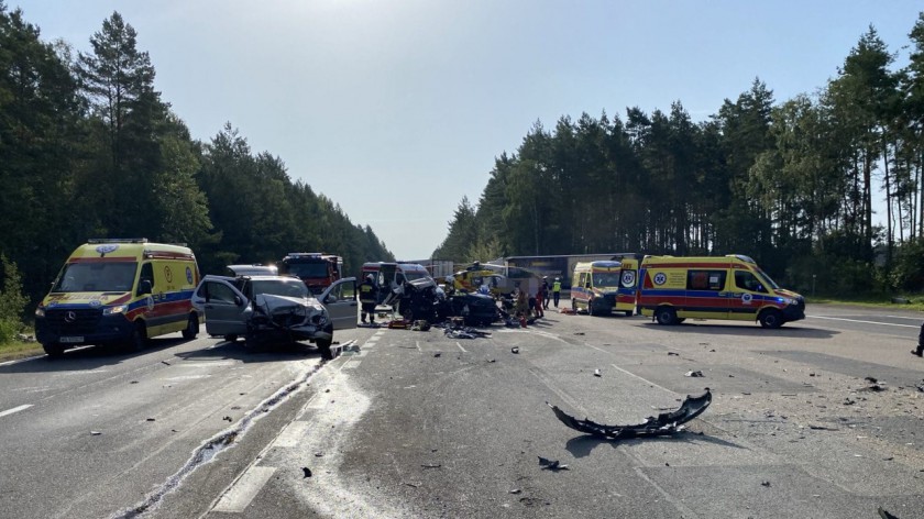 Zderzenie dwóch aut na drodze krajowej 25 koło Sporysza. Siedem osób trafiło do szpitali FOTO, AKTUALIZACJA
