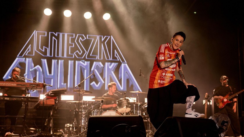 Agnieszka Chylińska na scenie w superkoncercie i koszulce Chojniczanki