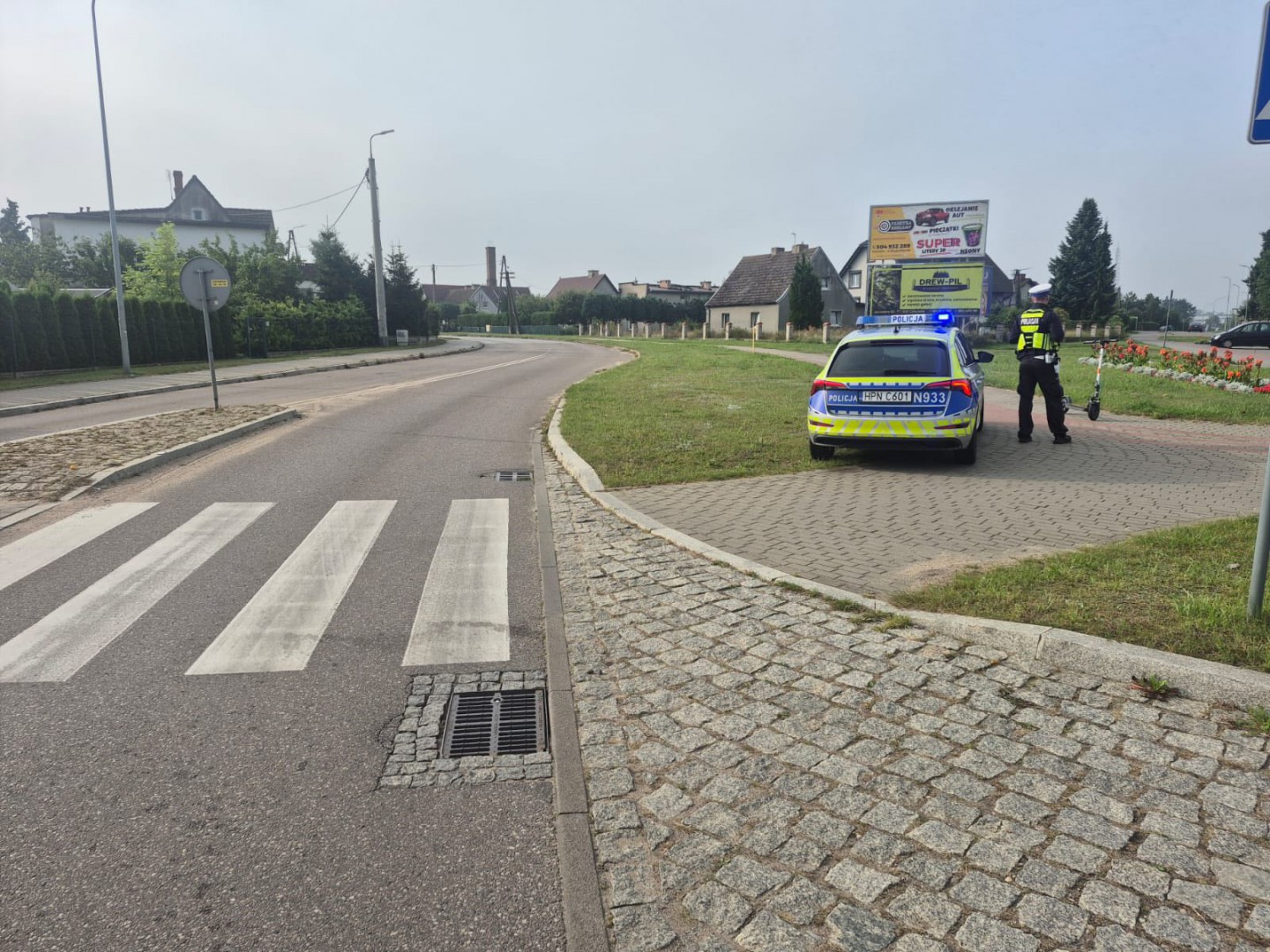 Policja szuka kobiety, kt&oacute;ra miała potrącić 18-latka, przeprowadzającego przez przejście dla pieszych elektryczną hulajnogę