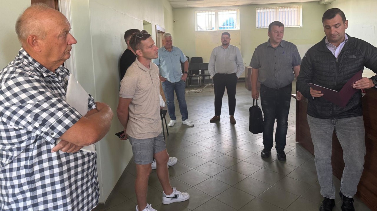 Chojniccy radni obejrzeli hale, kt&oacute;re miasto chce kupić pod kątem obrony ludności. Decyzja zapadnie w październiku