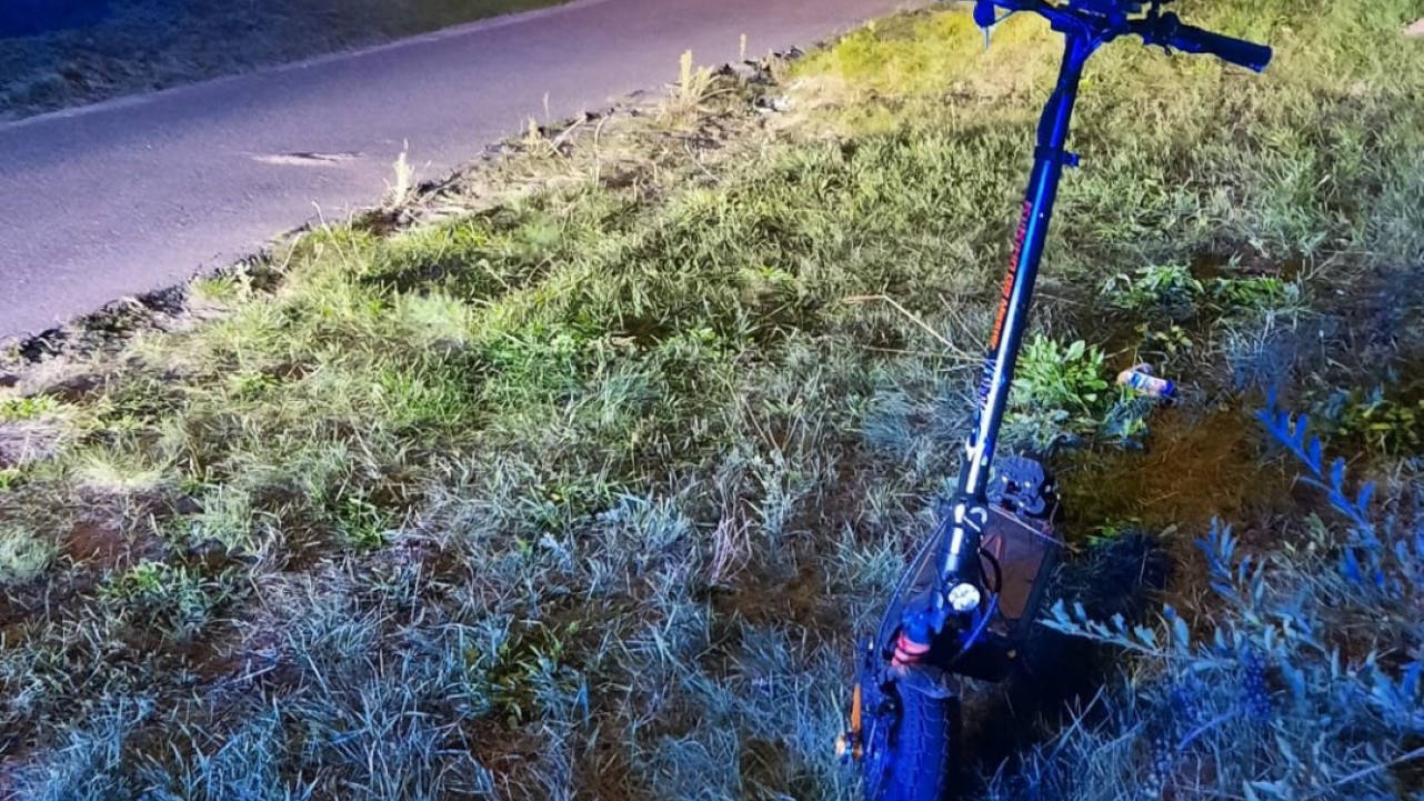 Wypadek w Czersku. Dwie nastolatki przewr&oacute;ciły się jadąc wsp&oacute;lnie na hulajnodze elektrycznej