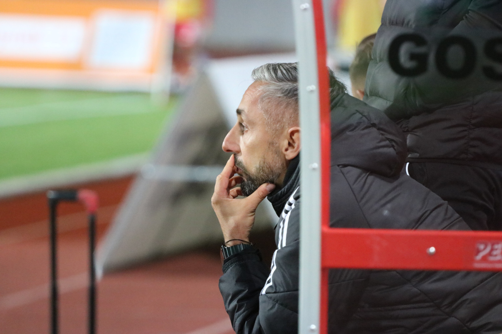"To porażka nas wszystkich". O zmianie trenera w Chojniczance. Dlaczego Damian Nowak musiał odejść? Skąd wyb&oacute;r Marka Brzozowskiego?