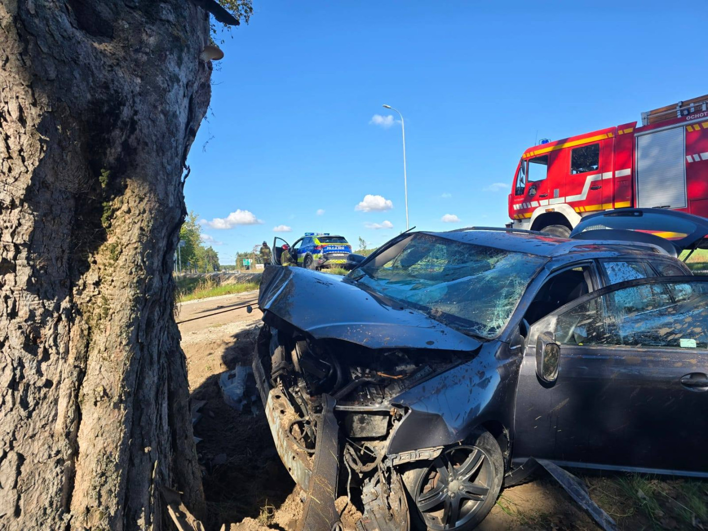 Wypadek na drodze krajowej 25 w Kamionce koło Zamartego. Dwie osoby trafiły do szpitala (AKTUALIZACJA)