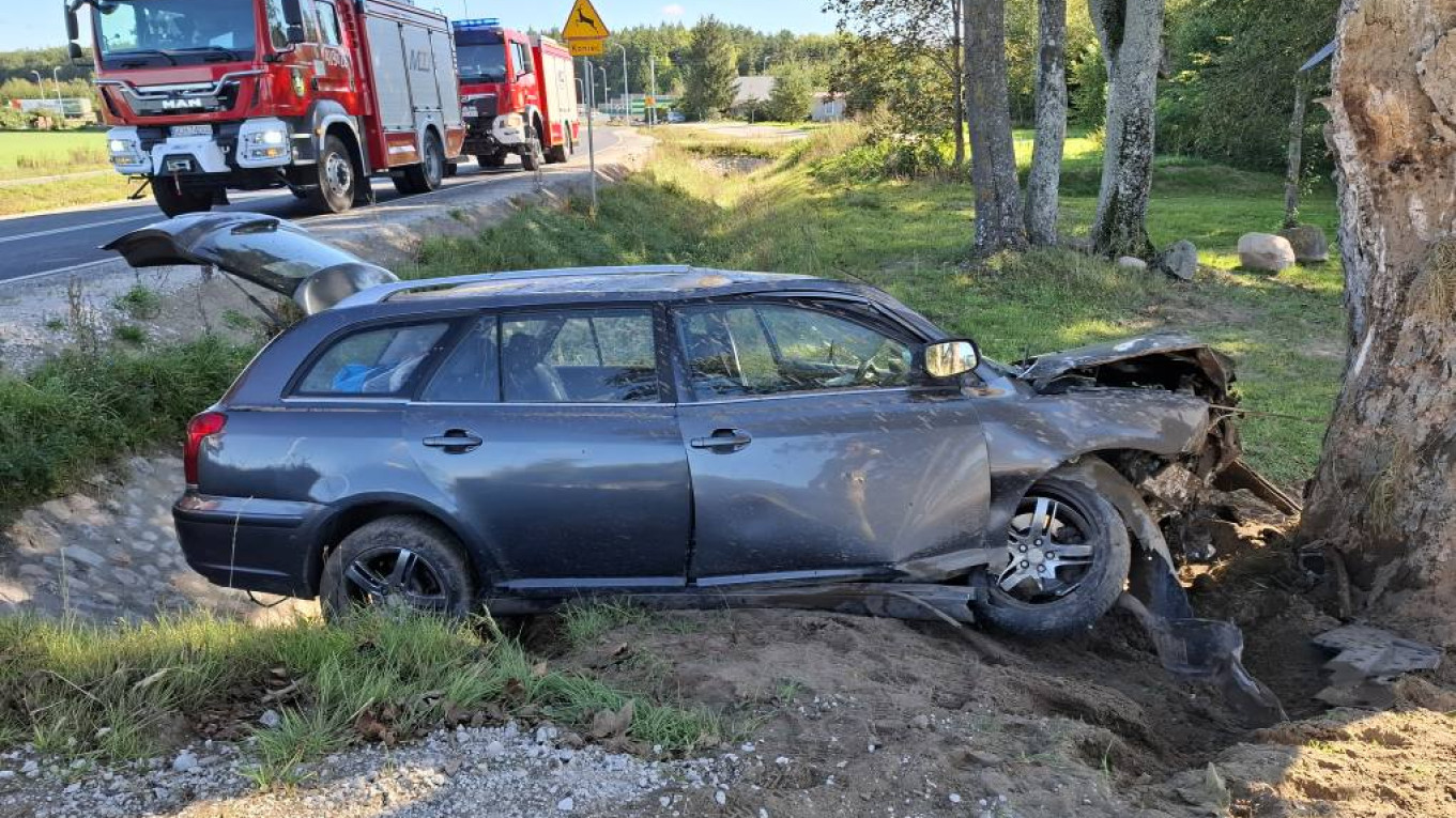 Wypadek na drodze krajowej 25 w Kamionce koło Zamartego. Dwie osoby trafiły do szpitala (AKTUALIZACJA)