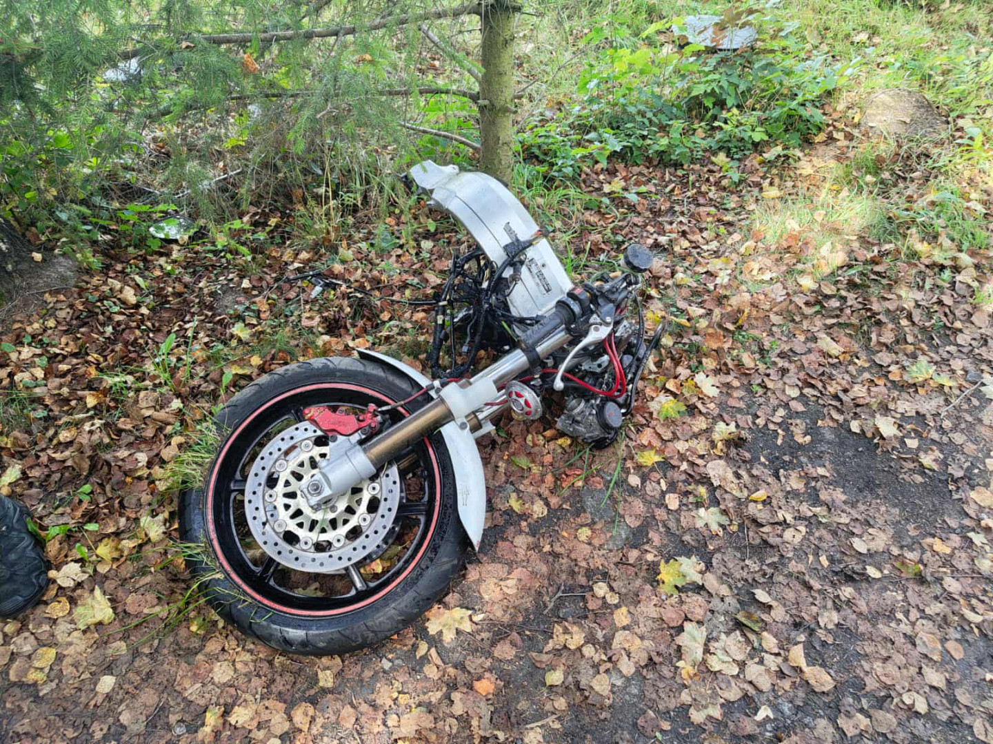 Dwa wypadki na drodze wojew&oacute;dzkiej 214 w powiecie kościerskim. Motocyklista i kierowca osob&oacute;wki trafili do szpitala
