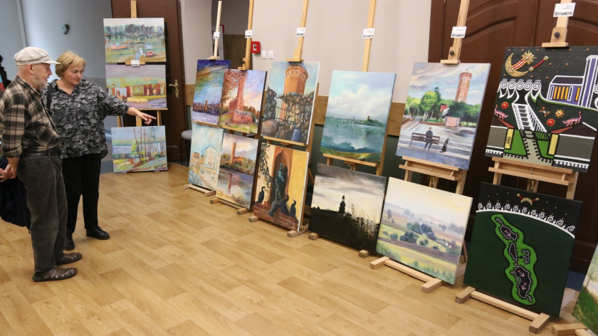 Artyści z Polski i Litwy uwieczniali człuchowską architekturę i krajobrazy. Jest wystawa po plenerze Człuchów w obrazach zaklęty FOTO